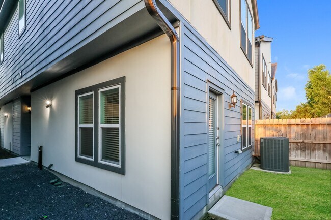 Building Photo - 317 N Centro Cir