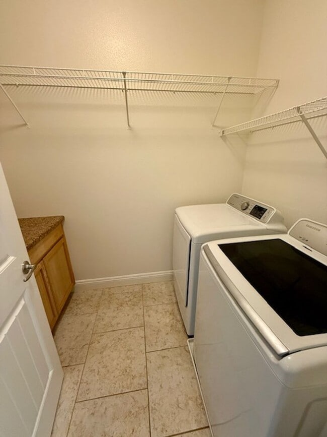 Building Photo - Beautiful Spacious 5 Bedroom Home located ...