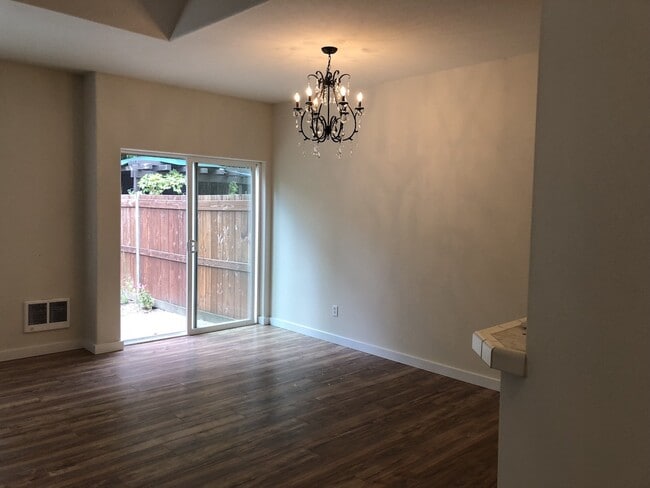 Building Photo - Beautiful Townhouse in Prime Tigard Locati...