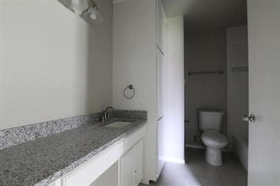 Building Photo - 811 Clyde St