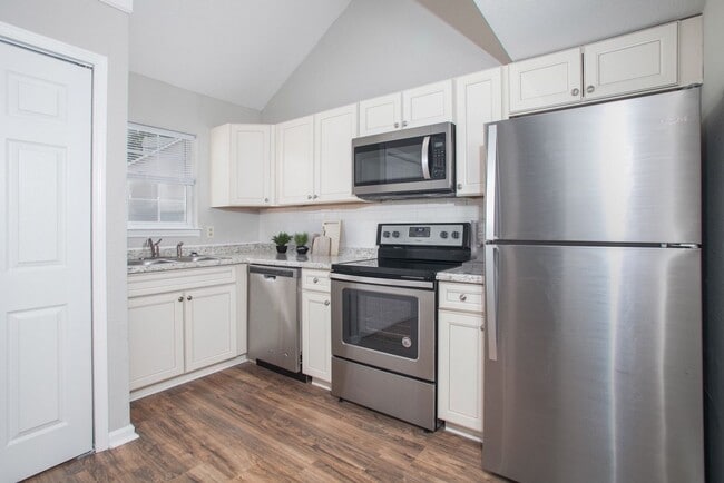 Building Photo - Beautifully Renovated 3-Bedroom Townhome a...