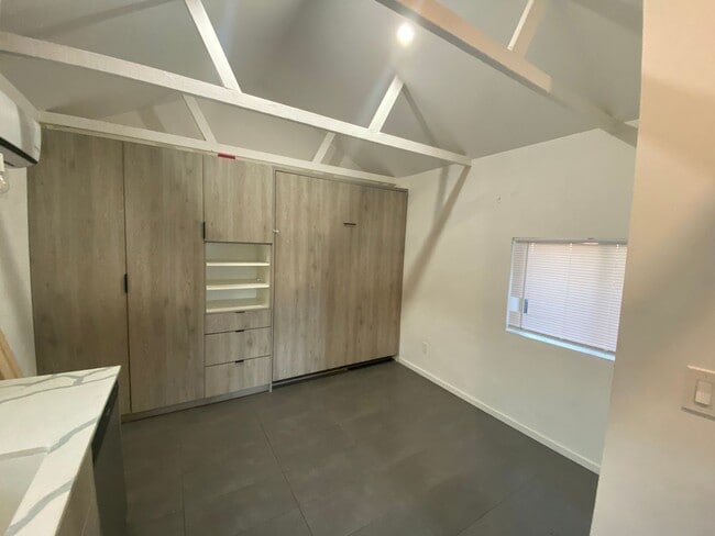 Building Photo - 528 W Culver St