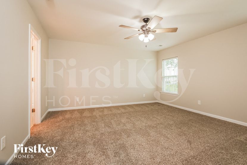 Building Photo - 732 Redbud Ln