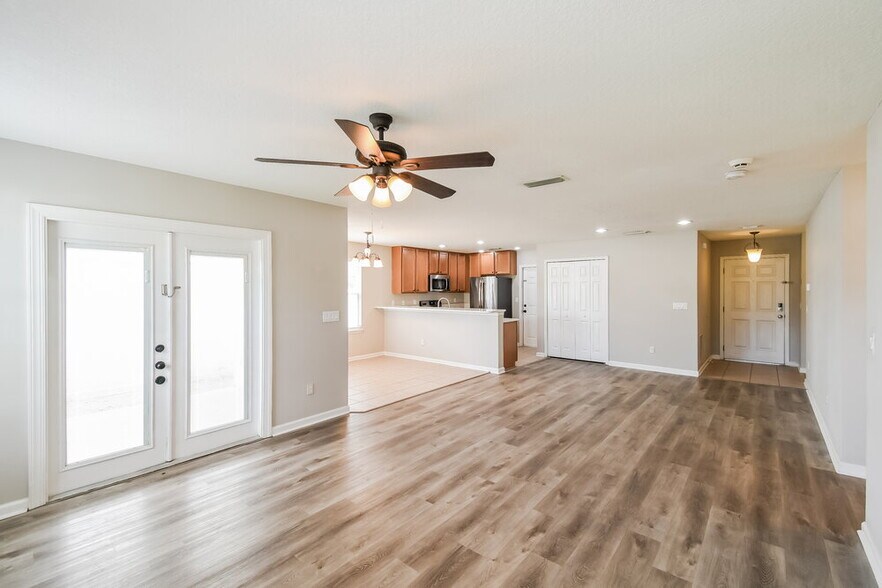 Building Photo - 607 Sunny Stroll Dr