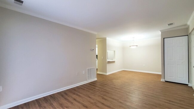 Building Photo - Beautifully Renovated 2 Bedroom, 2 Full Ba...
