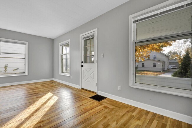 Building Photo - 405 E Hodge Ave