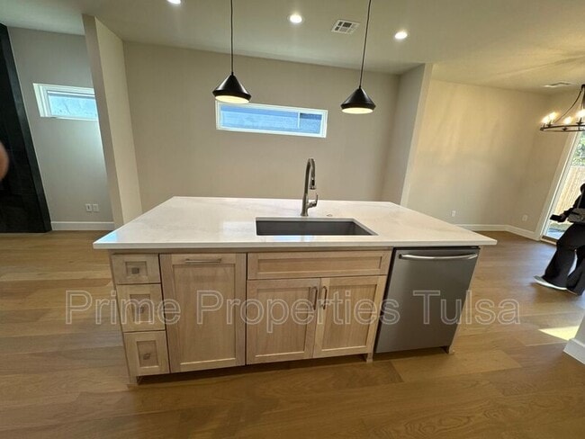 Building Photo - 1022 E Delmar Pl