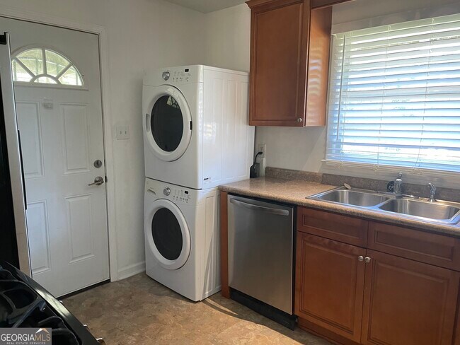 Building Photo - 3050 Rebecca Dr SW