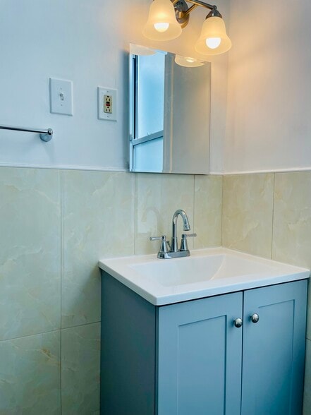 bathroom - 1418 Wolf St