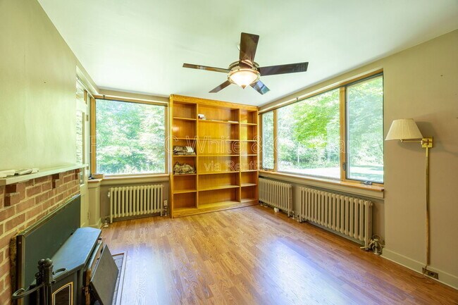Building Photo - 205 Jinny Hill Rd