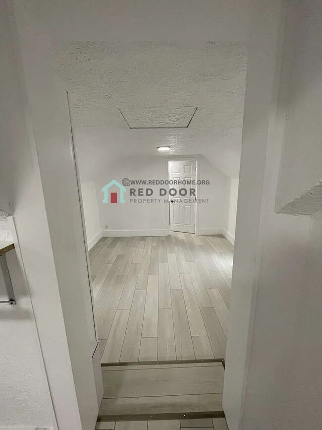 Building Photo - Beautifully Remodeled 3 Bed, 2 Bath Home – Pet Friendly!