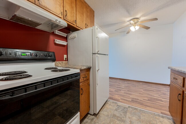 Building Photo - Hillcrest Apartments