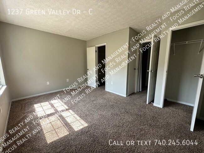 Building Photo - 1237 Green Valley Dr
