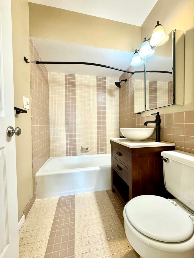 Building Photo - 510 W Eastman St