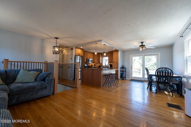 Building Photo - 406 Lawrence Dr