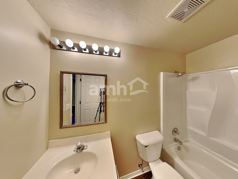 Building Photo - 10207 N Forest Creek Dr