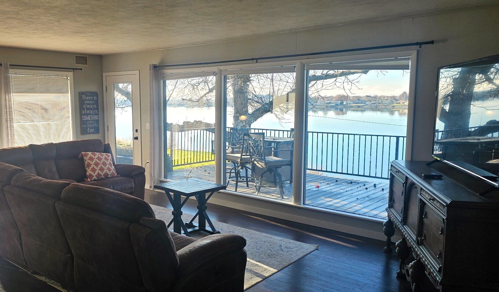 Building Photo - 3312 W Lakeshore Dr