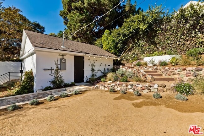 Building Photo - 2400 Glendower Ave