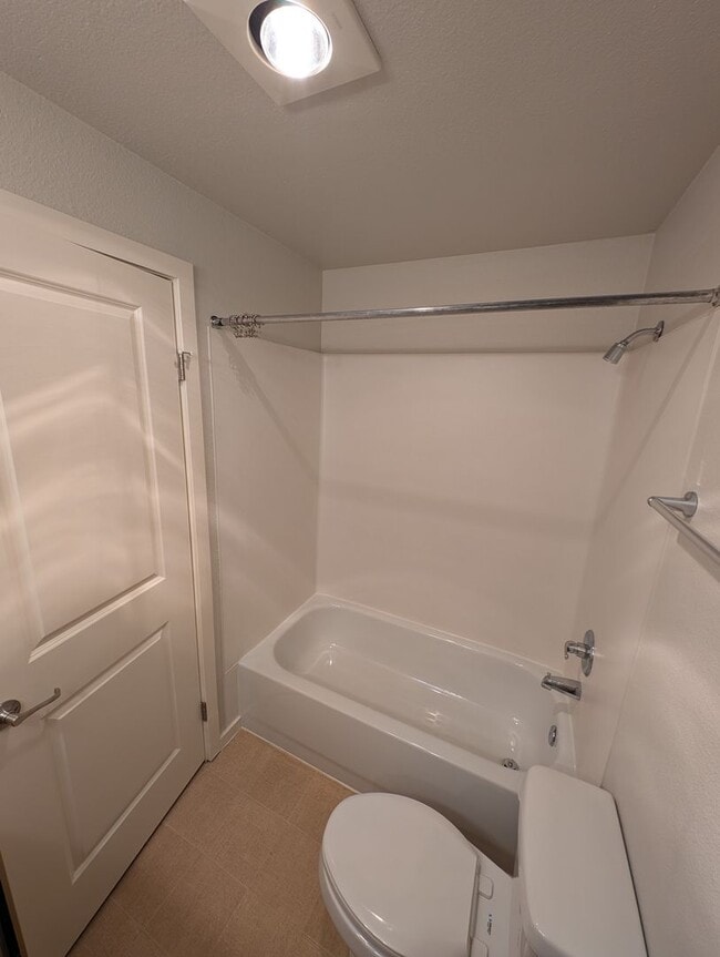 Building Photo - High End 3 Br Condo off of Bothell-Everett...