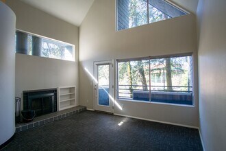 Building Photo - Fantastic Lake Oswego 2Bdr w/Fireplace, Dishwasher & W/D + Balcony