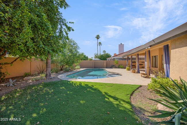 Building Photo - 5903 E Paradise Ln