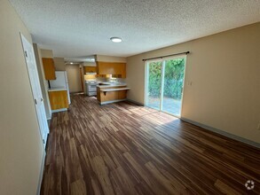 Building Photo - 3 Bedroom 1.5 Bath Duplex