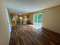 Building Photo - 3 Bedroom 1.5 Bath Duplex