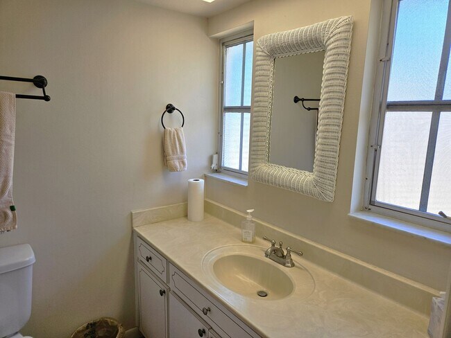 Building Photo - Seasonal Short-Term Single-Family Heated Pool Home located in Venice Gardens!