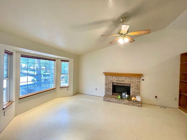 Building Photo - 348 Albion Way