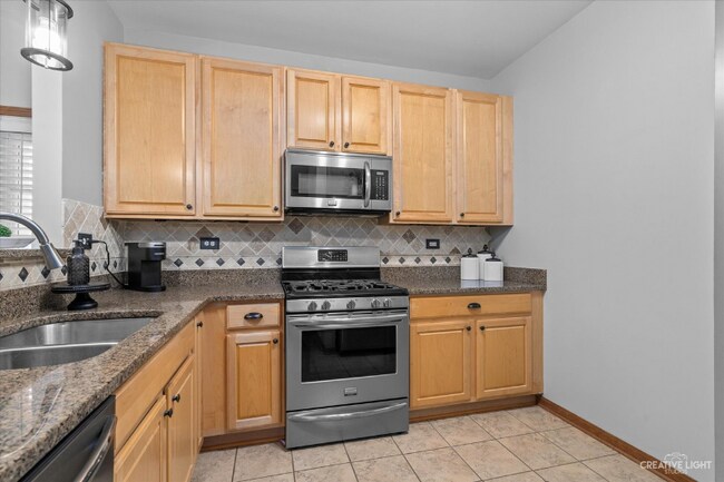 Building Photo - 2437 Oneida Ln