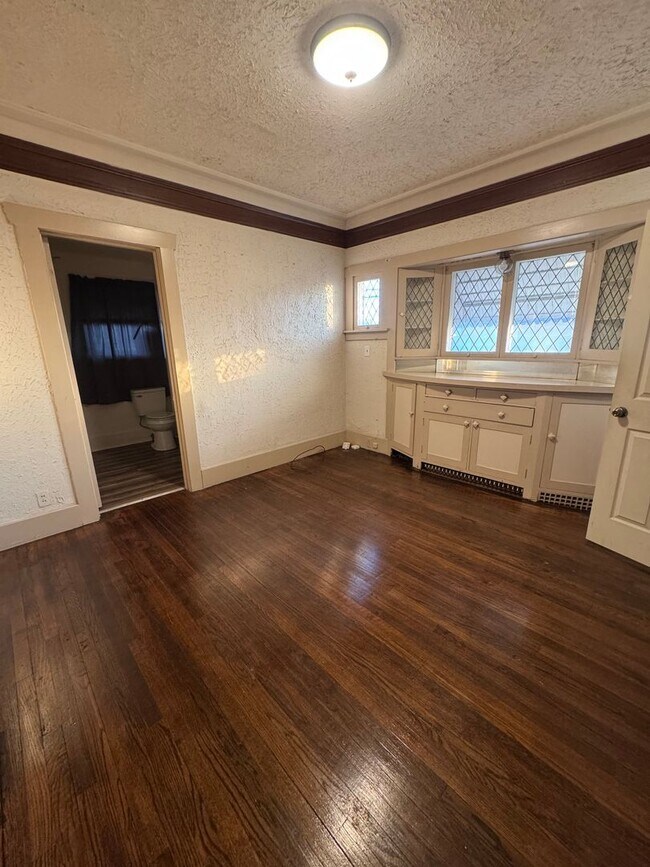 Building Photo - Beautiful home for rent in the heart of Moline