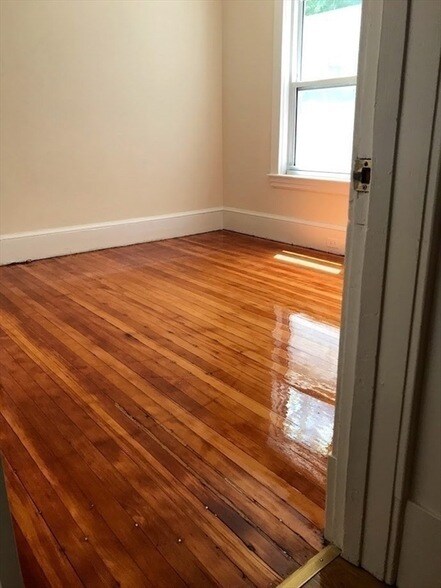 Building Photo - 28 Beaconsfield Rd