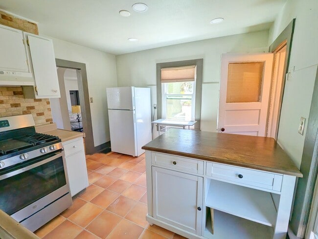 Building Photo - Adorable 2BR 1B in a Historic Neighborhood