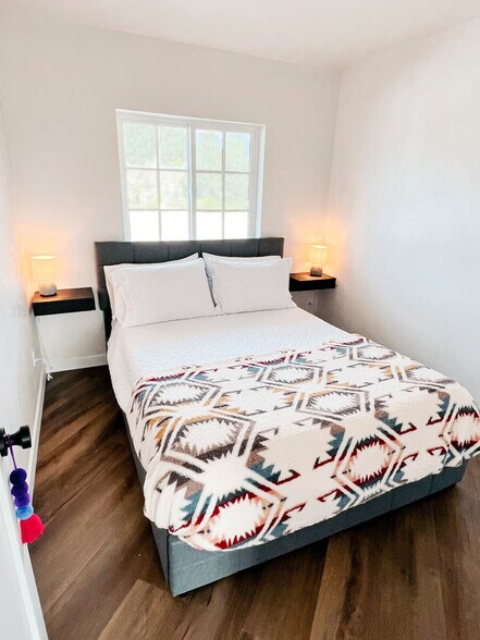 Building Photo - 898 Veronica Springs Rd