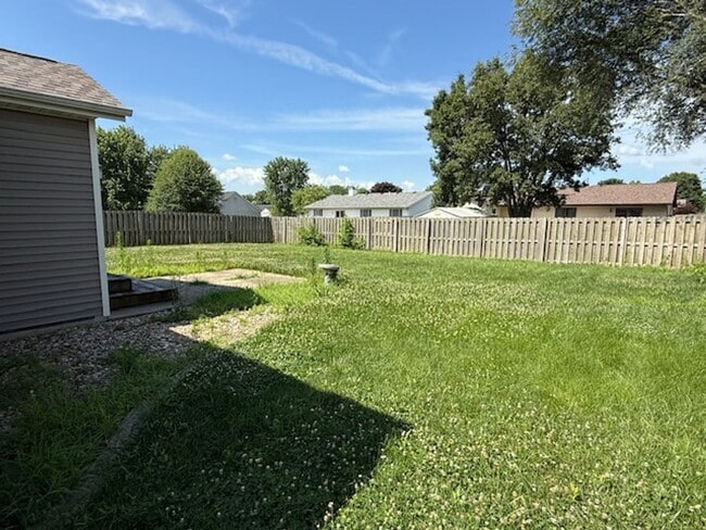Building Photo - 417 DALHLIA