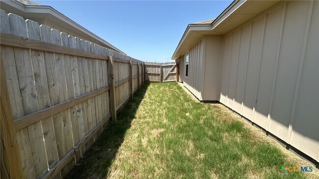 Building Photo - 127 Cameron Dr