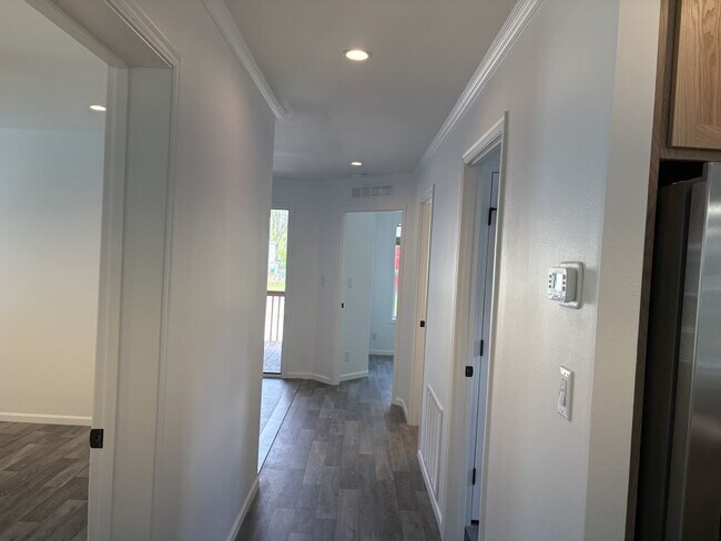Building Photo - 13945 Bunratty Ave