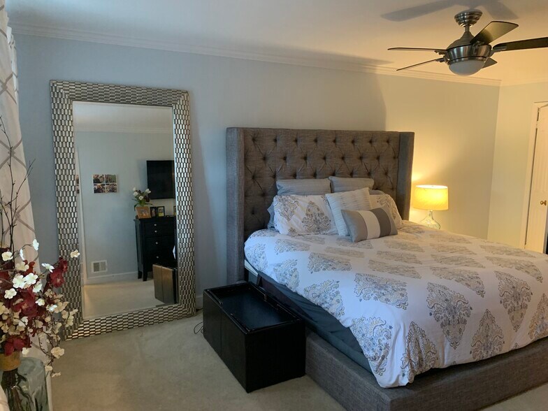 Master bedroom (third floor). - 2367 S Queen St