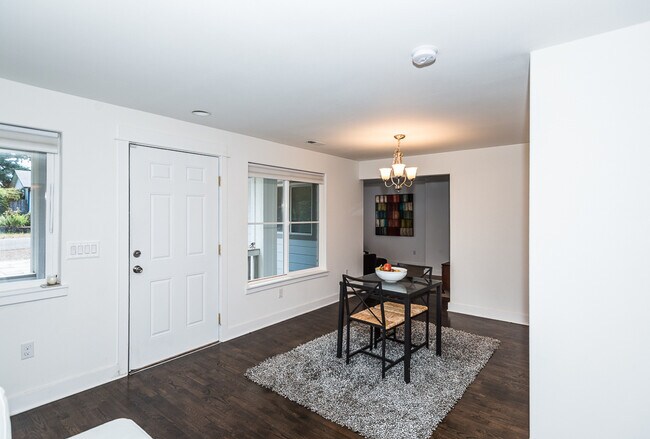 Building Photo - 4 Bedroom Home Lakewood