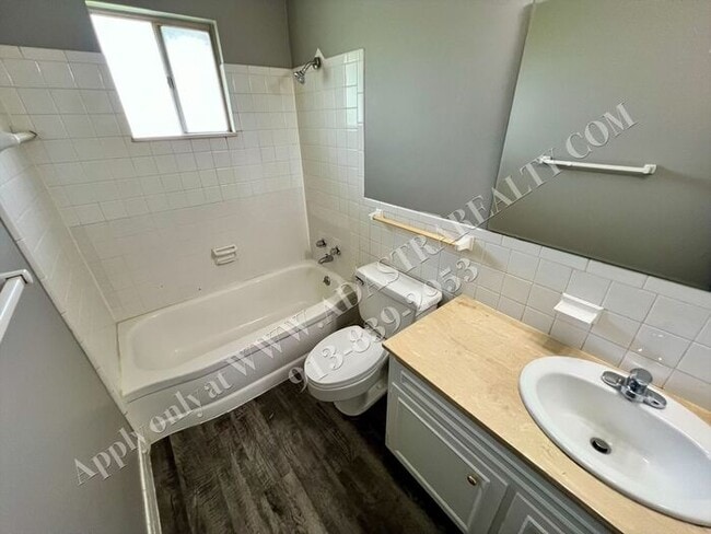Building Photo - Awesome 2 Bedroom Duplex in Overland Park-...