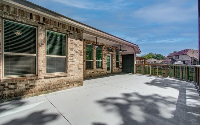Building Photo - 1011 Veer Dr
