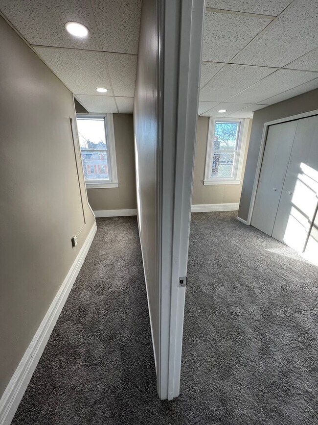 Building Photo - Newly Renovated 3 Bedroom, 1 Bathroom in Spring Hill- Central Air and Brand New Kitchen!!