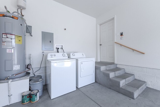 Building Photo - 9060 E Lakeshore Dr