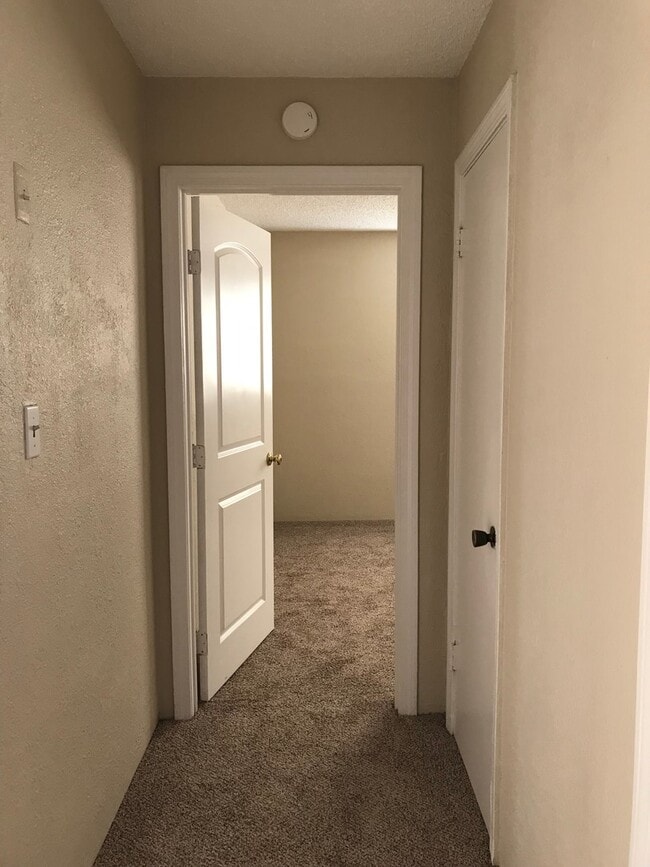 Building Photo - Well maintained home, recent upgrades, cut...