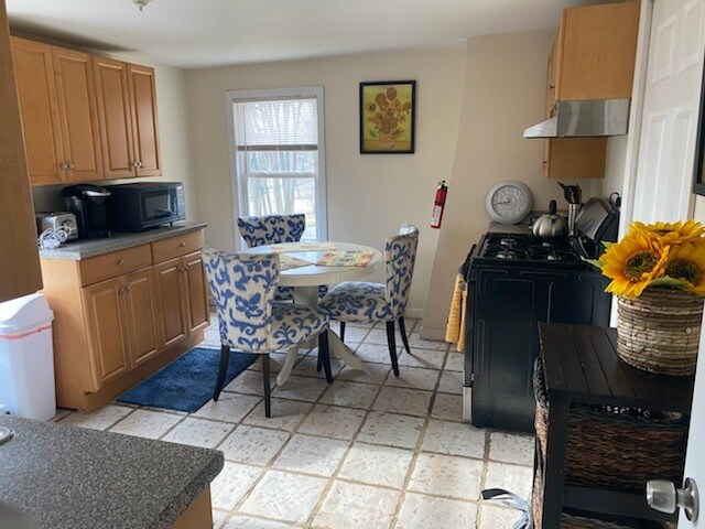 Large eat in kitchen - 140 Mount Kemble Ave