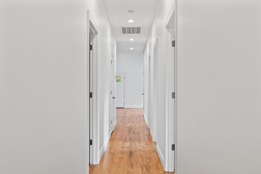 Building Photo - 2006 E 14th St