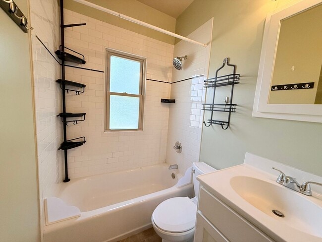 Building Photo - Beautifully updated 2 bed/2 bath in Bloomi...