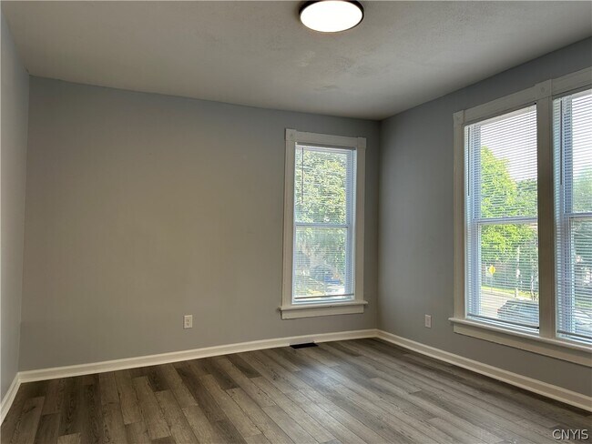 Building Photo - 309 Oak St