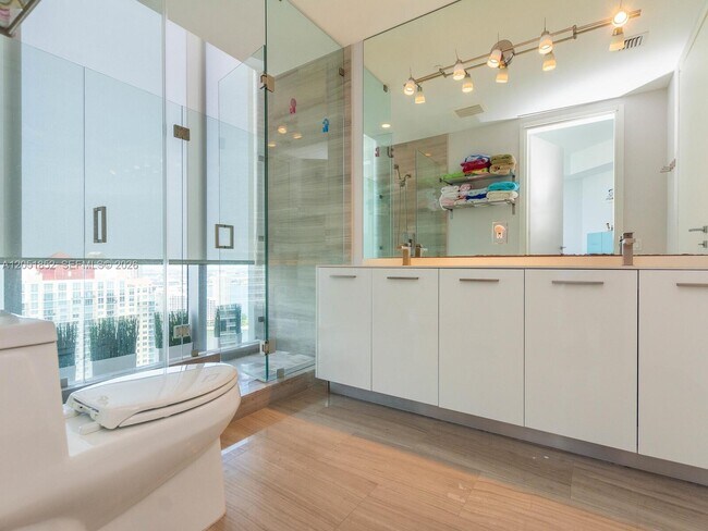 Building Photo - 1300 Brickell Bay Dr