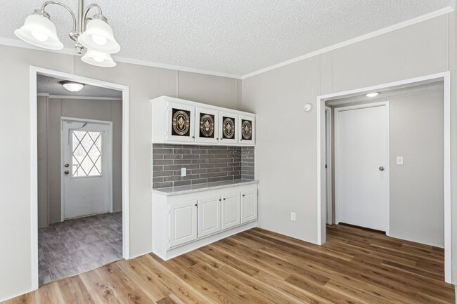 Building Photo - Adorable 3 Bedroom/2 Bath with lots of space! Available on 2/23/26!